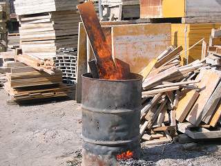 写真：違反例　ドラム缶を使った廃材の焼却
