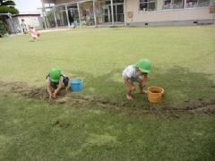 園庭作業をする子どもたちの様子