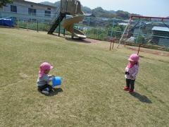 子どもたちが園庭で遊んでいる写真