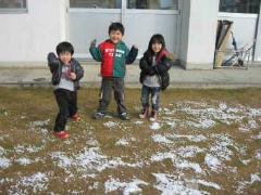 芝生の上に雪が積もり子どもたちは大喜びです。