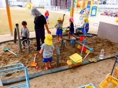 3歳児が砂遊びをしている様子