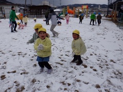 雪遊びをする幼児の写真