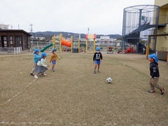 サッカーをしている幼児の写真