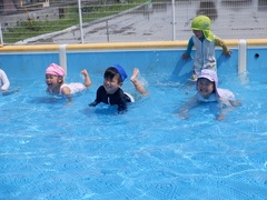 プールで遊ぶ幼児の写真