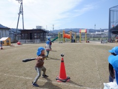 野球遊びをする幼児の写真