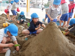 砂遊びをする幼児の写真