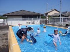 プール遊びをする幼児の写真