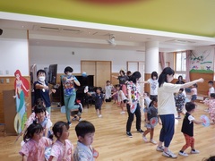 幼稚園のみんなで輪になって盆踊りを踊っている写真