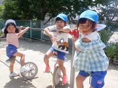 一輪車の練習をする幼児の写真