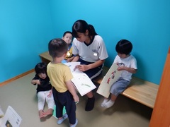 職場体験学習の中学生と遊ぶ幼児の写真