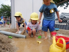 土山で遊ぶ幼児の写真
