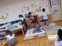 坂本幼稚園で遊ぶ幼児の写真
