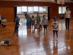 坂本小学校の体育館で遊ぶ幼児の写真