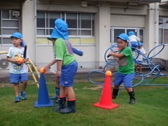 坂本幼稚園で遊ぶ幼児の写真