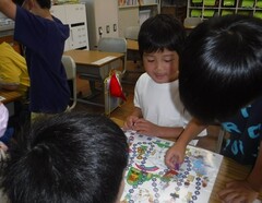 小学校との交流活動をする幼児の写真