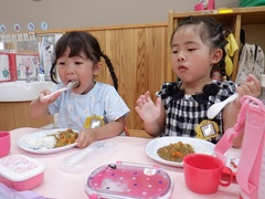 カレーを食べる幼児の写真