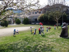 公園で遊んでいる幼児の写真