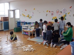 坂本幼稚園で遊んでいる幼児の写真