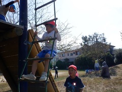 公園で遊ぶ幼児の写真