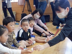 卓球教室に参加する幼児の写真