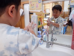 手洗いをしている幼児の写真
