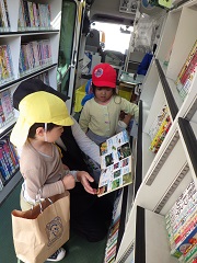 移動図書館で本を選ぶ幼児