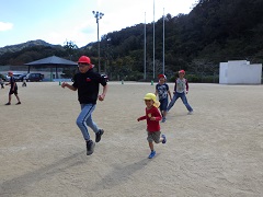 小学生と一緒に走る幼児