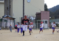 選手と走る幼児と小学生