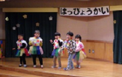 アロハを踊る幼児たち