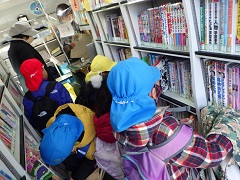 移動図書館で絵本を選ぶ幼児たち