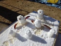 ミニ雪だるまを作り、雪の世界を表現