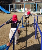 一輪車に挑戦する幼児たち