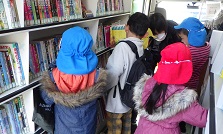 移動図書館で本を選ぶ幼児