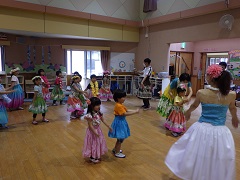 小学生とハワイアンフラを踊る