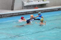 小学生と一緒にプールで遊ぶ
