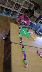 輪つなぎを作る5歳児