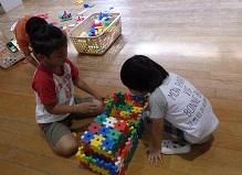 ブロックで四角を作る幼児
