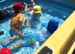 プールで遊ぶ幼児たち