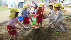 砂場で遊ぶ幼児の写真