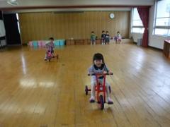 三輪車で遊ぶ幼児