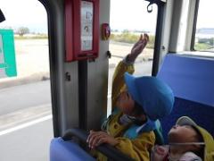 路線バスに乗る幼児