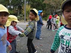 円福寺境内で遊ぶ幼児