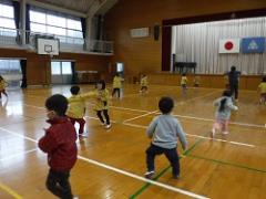 小学校体育館で遊ぶ幼児たち