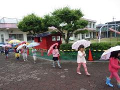 傘をさして小学校へ