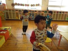 楽器遊びをする幼児