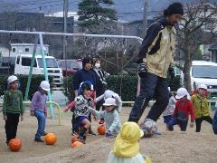 サッカーボールで遊ぶ幼児
