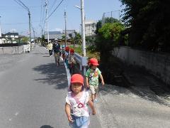 道路を歩く幼児