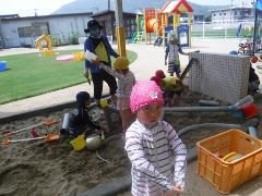 砂場で遊ぶ幼児