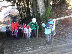 階段を上る幼児たち