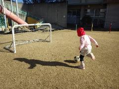 サッカーで遊ぶ幼児